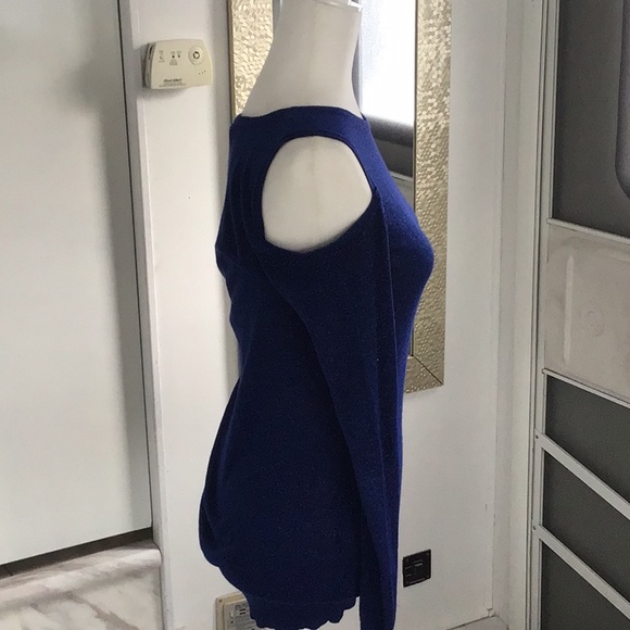 Cold shoulder sweater ❄️ - Picture 4 of 4